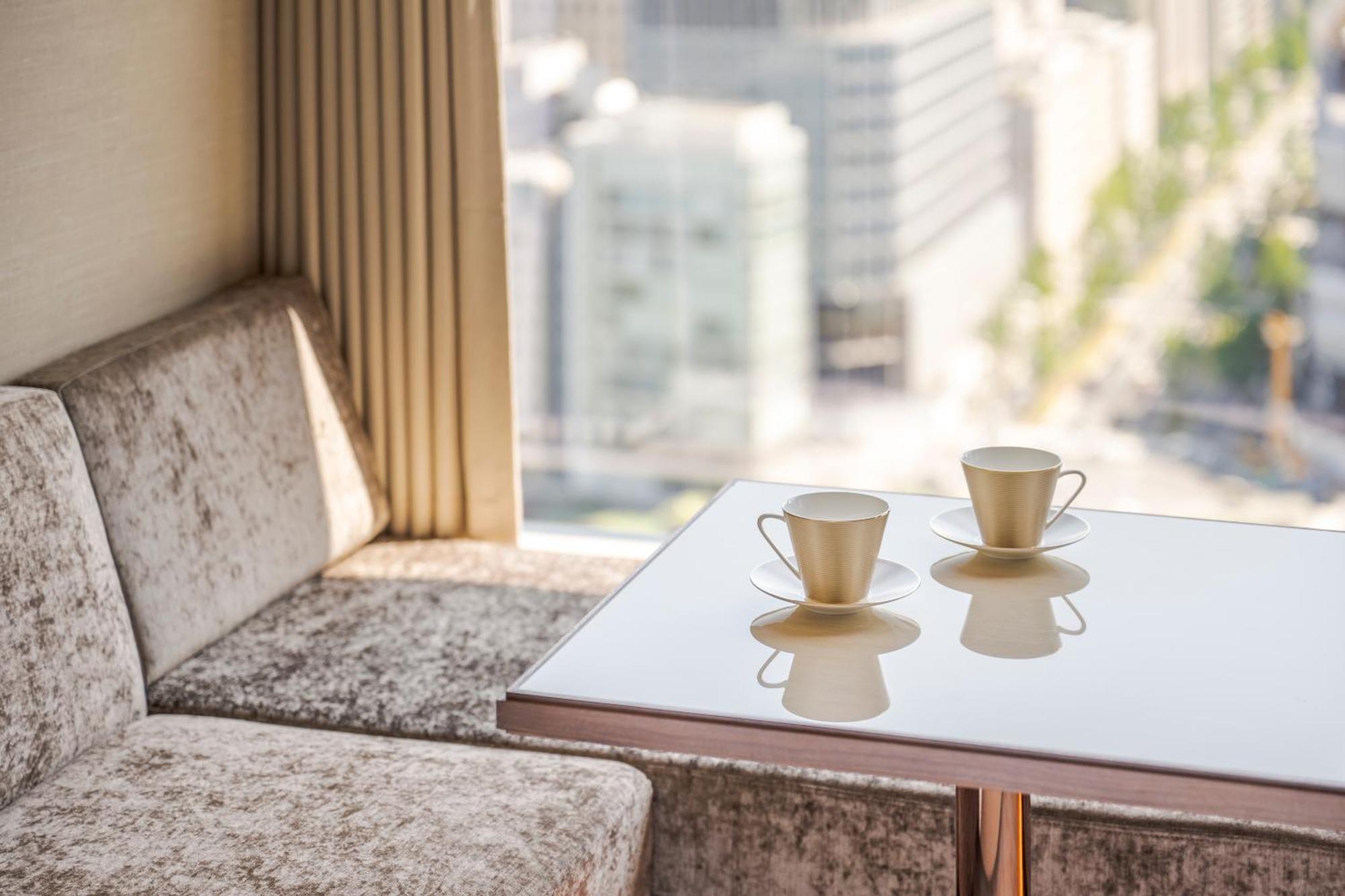 Candeo Hotels Osaka The Tower Δωμάτιο φωτογραφία A table with a glass top