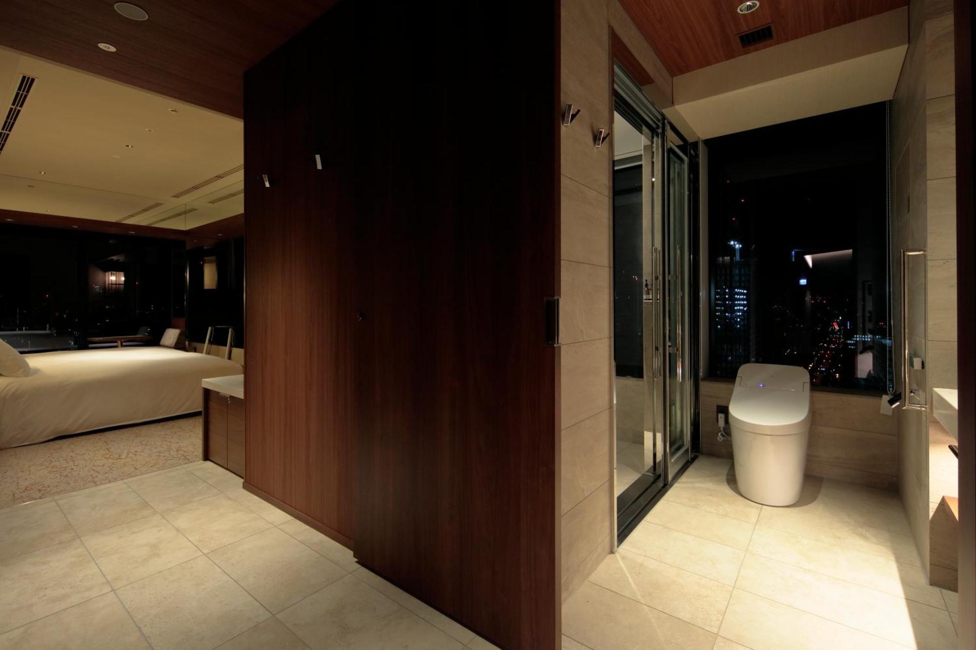 Candeo Hotels Osaka The Tower Δωμάτιο φωτογραφία A modern Japanese toilet