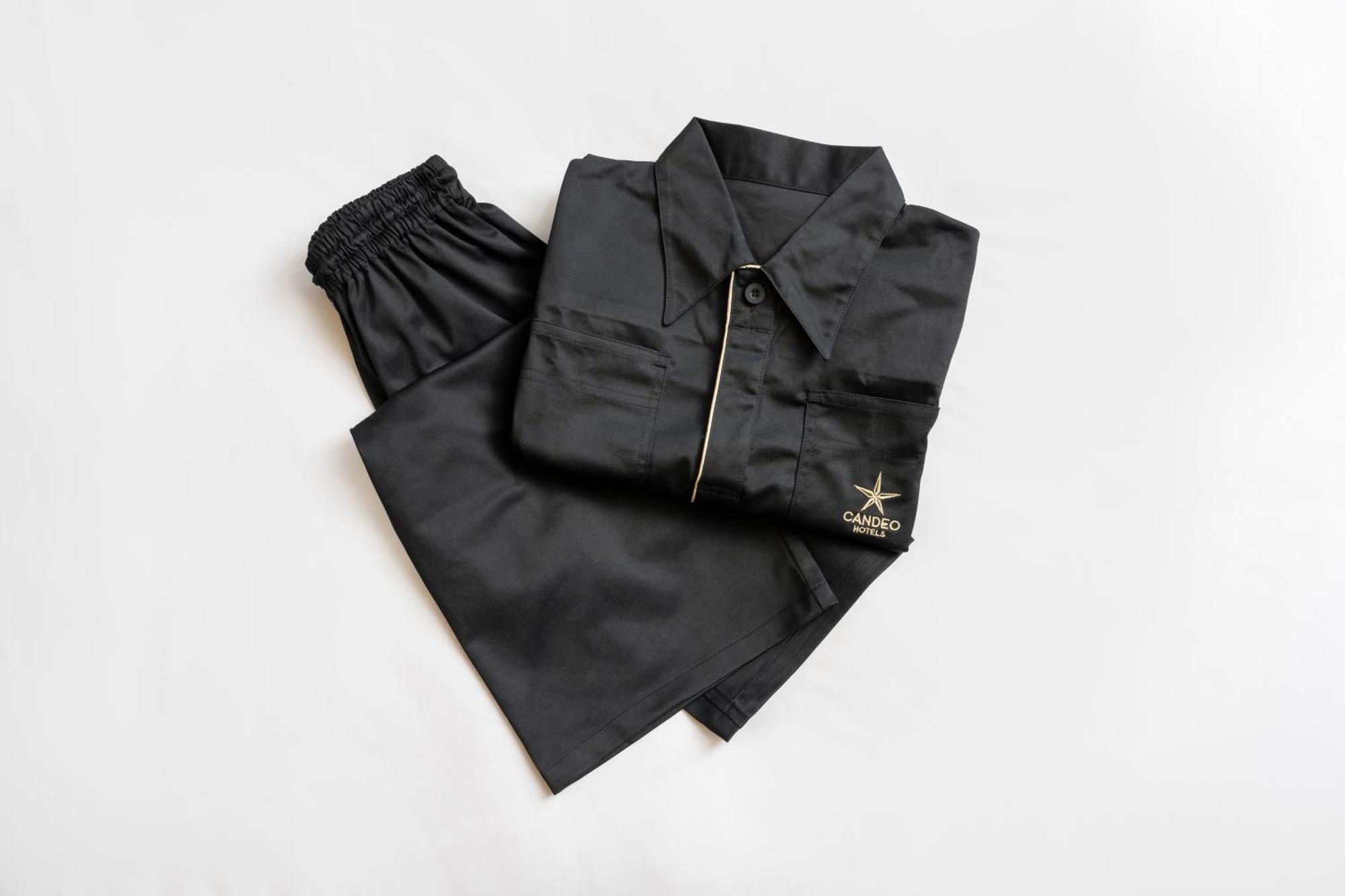 Candeo Hotels Osaka The Tower Δωμάτιο φωτογραφία A set of black overalls