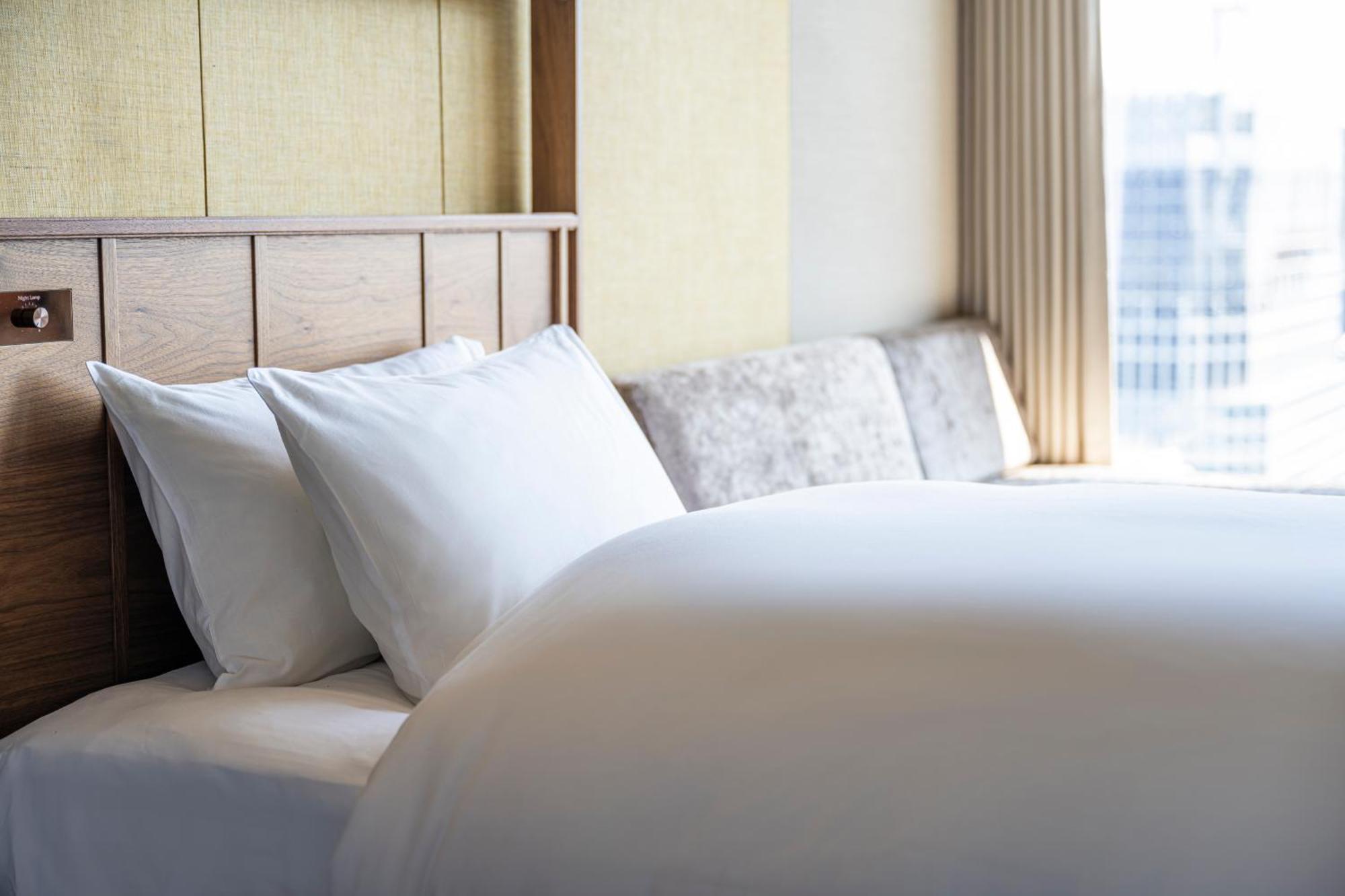 Candeo Hotels Osaka The Tower Δωμάτιο φωτογραφία A bed with pillows