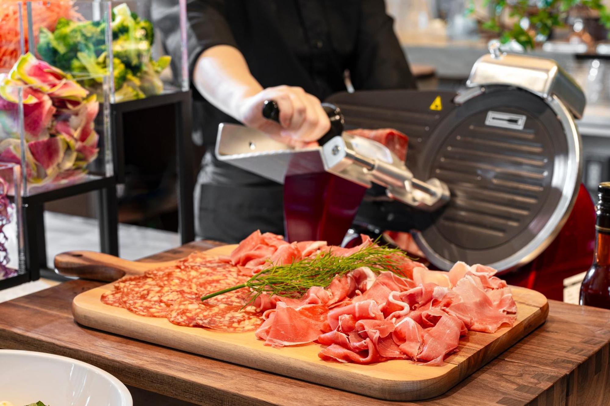 Candeo Hotels Osaka The Tower Εξωτερικό φωτογραφία A deli slicer in action