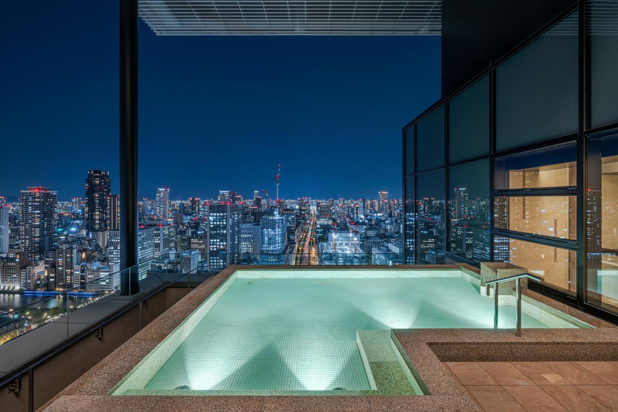 Candeo Hotels Osaka The Tower Εξωτερικό φωτογραφία The rooftop pool at the Ritz-Carlton, Tokyo