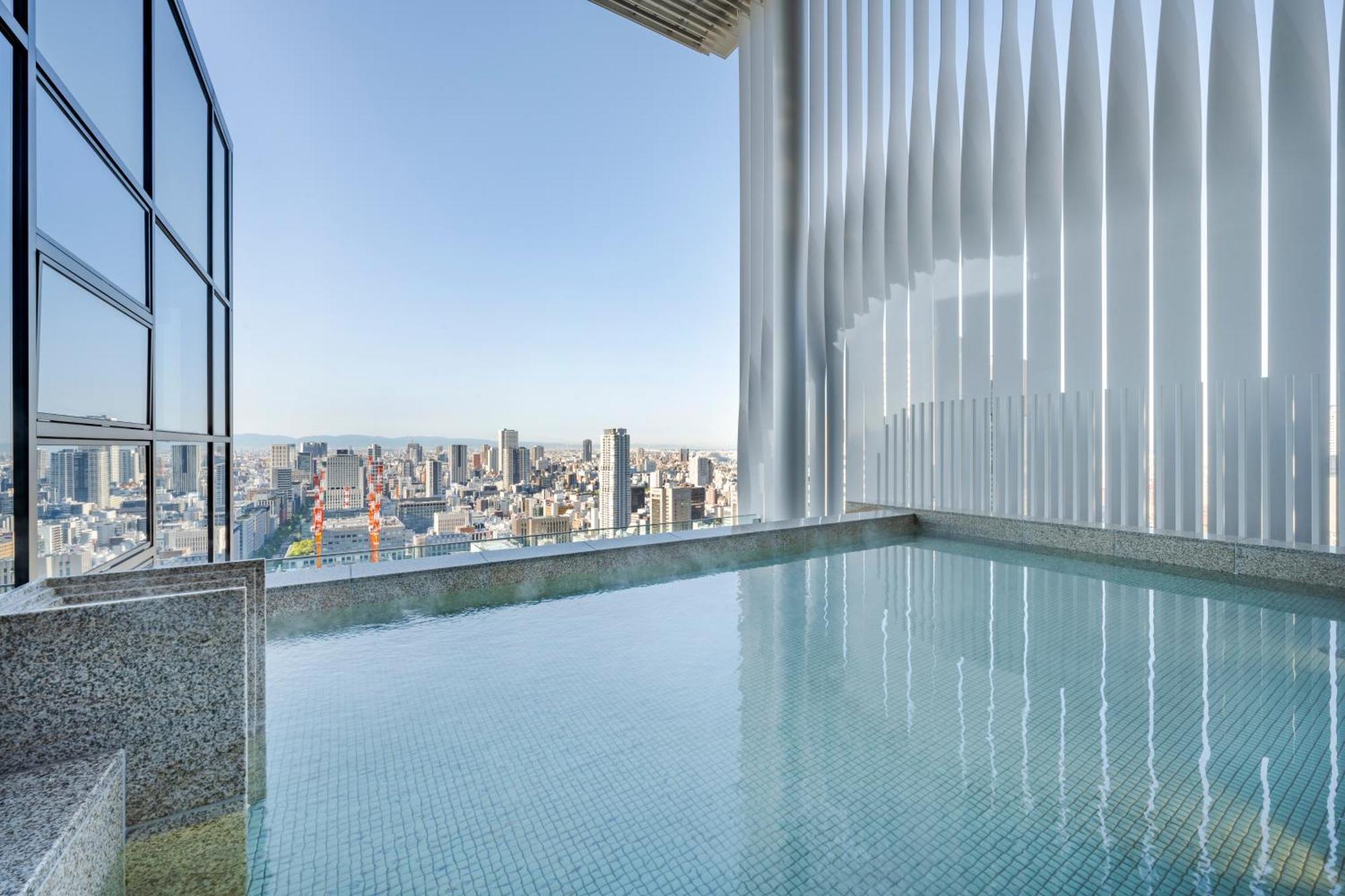 Candeo Hotels Osaka The Tower Εξωτερικό φωτογραφία The pool at the top of the hotel